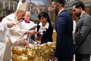 papież chrzci dziecko